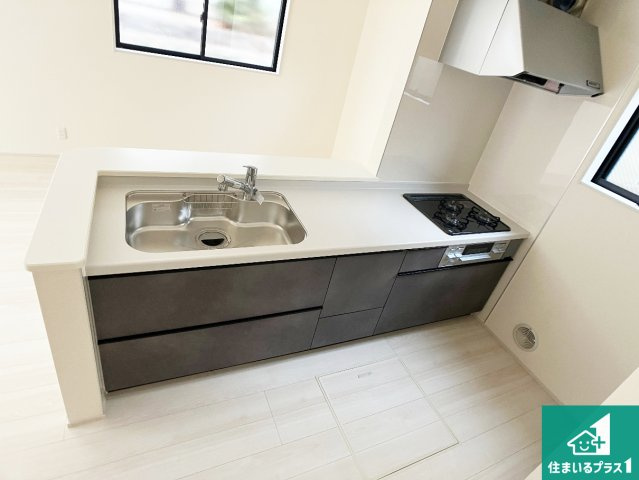 神戸市垂水区千鳥が丘　第3期　新築一戸建てのキッチン|リビングと統一感があり、使い勝手のいいキッチン。広々としているので、二人並んで作業が出来ちゃいます。お子様と一緒に色々なお料理に挑戦できるスペースがあります。