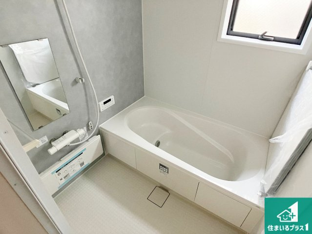 神戸市垂水区千鳥が丘　第3期　新築一戸建ての浴室|足をゆったり伸ばして寛げる浴槽です。窓が設けられていますので差し込む光が明るく穏やかな雰囲気にしてくれます♪浴室乾燥機も設置しているので、雨の日の洗濯物も安心です♪