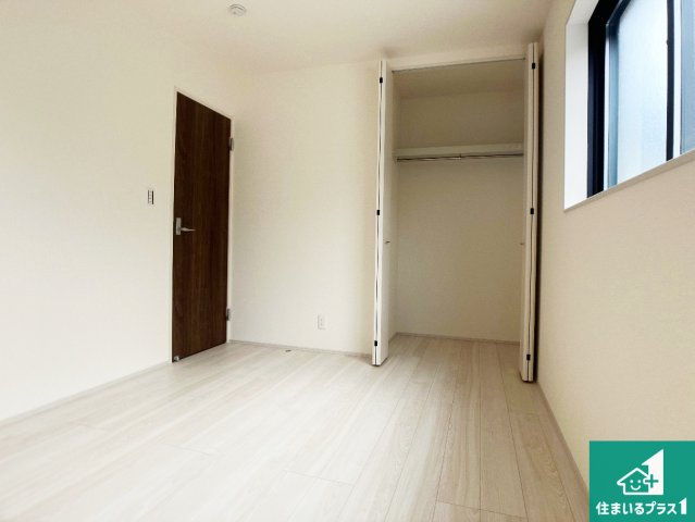 神戸市垂水区千鳥が丘　第3期　新築一戸建ての洋室|収納スペースが充実しているので子供の成長に合わせてたくさん収納ができます！家族構成に合わせた様々な活用ができる収納！