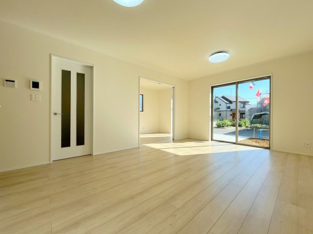 吉川市中曽根1丁目　新築戸建　全2棟　2号棟の居間・リビング|家族団らんで過ごすリビングは16帖の広さを確保