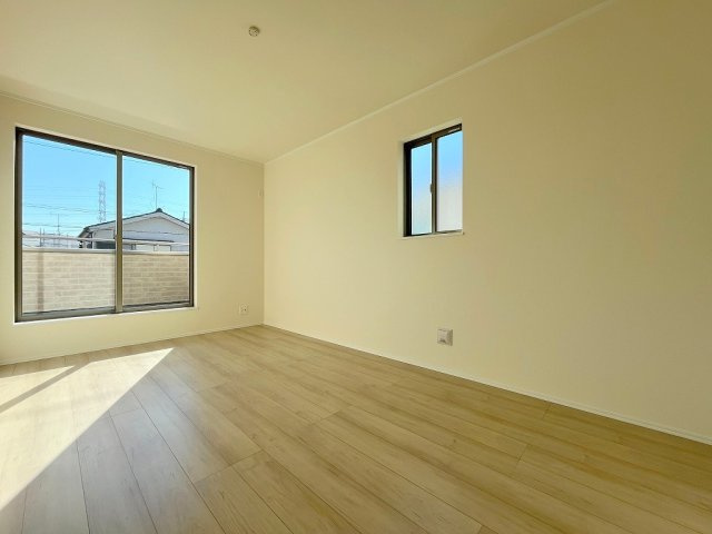 吉川市中曽根1丁目　新築戸建　全2棟　2号棟の洋室|バルコニーに面した明るい洋室7.5帖・主寝室としていかがでしょう