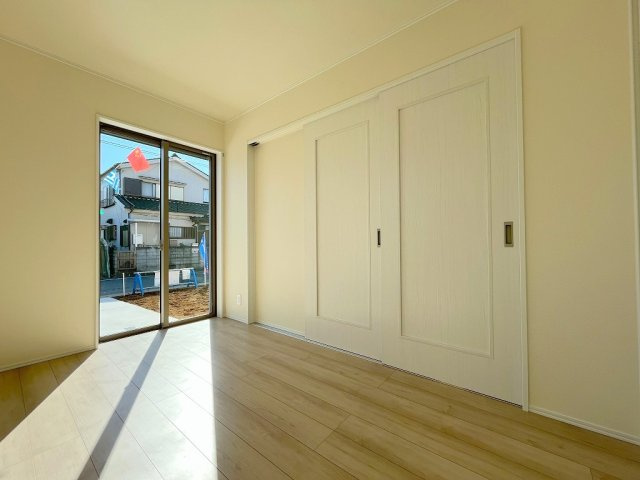 吉川市中曽根1丁目　新築戸建　全2棟　2号棟の洋室|1階のリビング横の洋室4.68帖は子供の遊びスペースとしても利用可能です