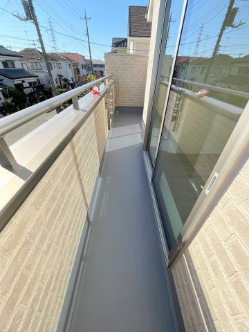 吉川市中曽根1丁目　新築戸建　全2棟　2号棟のバルコニー|南東向きバルコニーで陽当り良好
