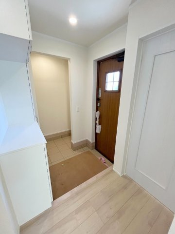 吉川市中曽根1丁目　新築戸建　全2棟　2号棟の玄関|アウトドア用品やスポーツ用具の収納にも便利なシューズインクローク付き