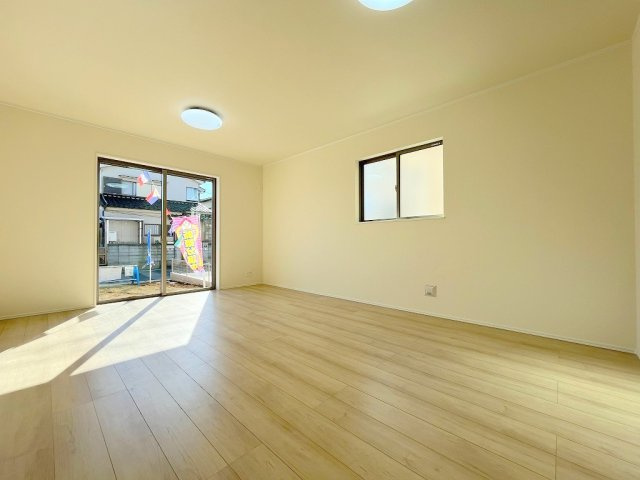 吉川市中曽根1丁目　新築戸建　全2棟　2号棟の居間・リビング|明るい陽光降り注ぐ明るいリビングです
