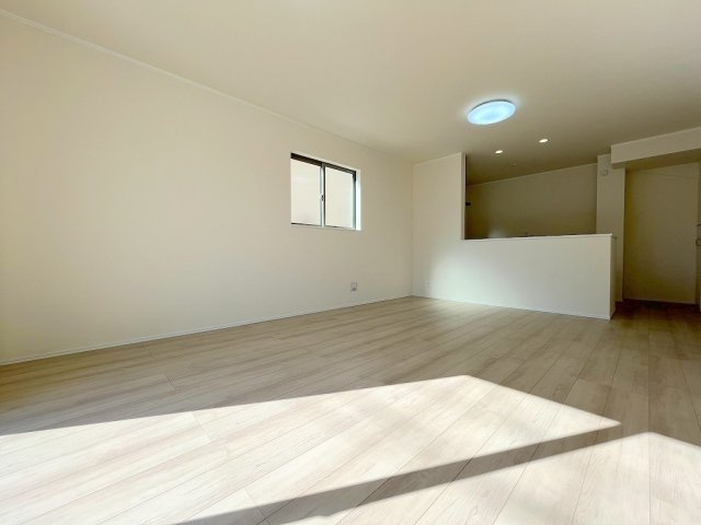 吉川市中曽根1丁目　新築戸建　全2棟　2号棟の居間・リビング|ソファやダイニングをおいてもゆとりのある16帖のリビングです
