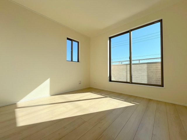 吉川市中曽根1丁目　新築戸建　全2棟　2号棟の洋室|バルコニーに面した明るい洋室6帖