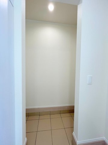 吉川市中曽根1丁目　新築戸建　全2棟　2号棟の玄関|アウトドア用品やスポーツ用具の収納にも便利な土間収納付き