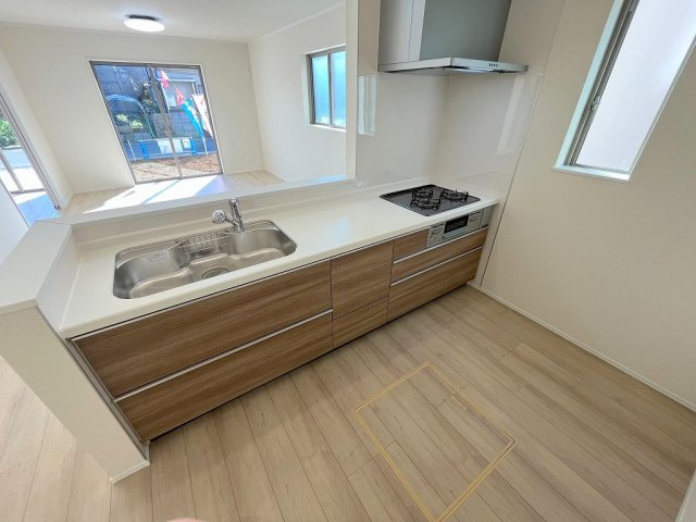 吉川市中曽根1丁目　新築戸建　全2棟　2号棟のキッチン|会話の弾む対面システムキッチンでお料理も楽しめます