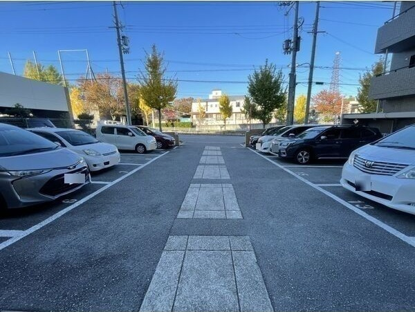 グランエールの駐車場