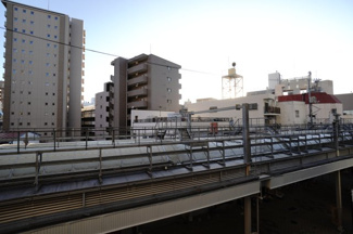 【展望】 | 目前には商店街アーケードの屋根と、周辺の中高層ビルが広がる都市景観。視界が開けており圧迫感が少なく、日中はしっかり明るさを取り込めます。生活利便を感じる眺めで、夜はビル灯りが仄かに煌めくシティビュー！