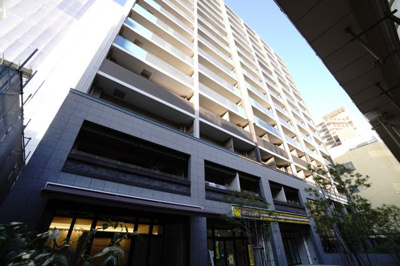 【外観】 | 【築3年！防犯MAX】ソシオ大手町T‑SQUARE | 洗練された縦ラインとガラス手すりが都会的な印象を与える外観デザイン。下層には店舗が入り、日々の買い物にも便利。駅近ならではの利便性と、しっかりした建物構えが安心感を与える、暮らしやすさが整った建物です