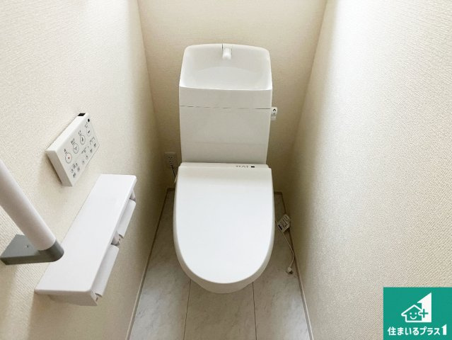 神戸市垂水区千鳥が丘　第3期　新築一戸建てのトイレ|1・2階の2ヶ所にあるので、朝の忙しい時間の順番待ちもなく、深夜の利用にも大変便利です。