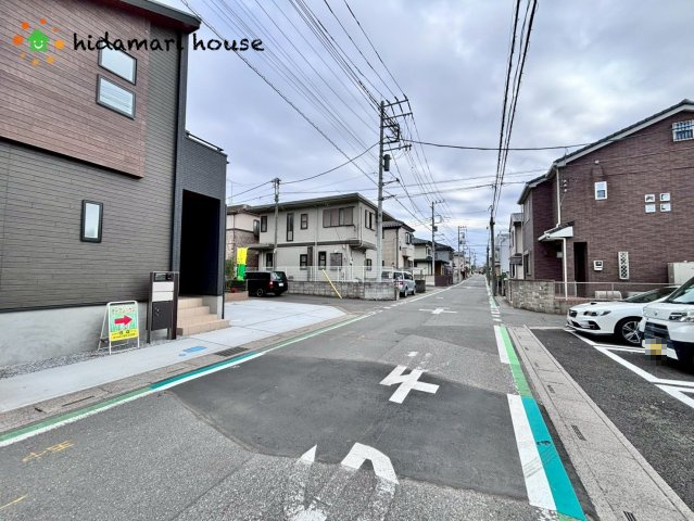 桶川市下日出谷　新築戸建　ブルーミング01の前面道路含む現地写真