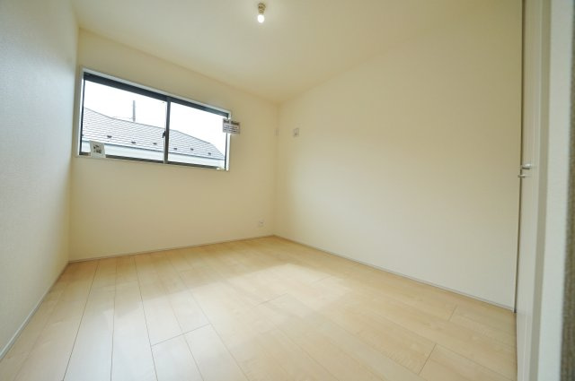 【横浜市瀬谷区宮沢2丁目6-3全4棟新築戸建て】★仲介手数料無料★（南瀬谷小学校・南瀬谷中学校）の洋室
