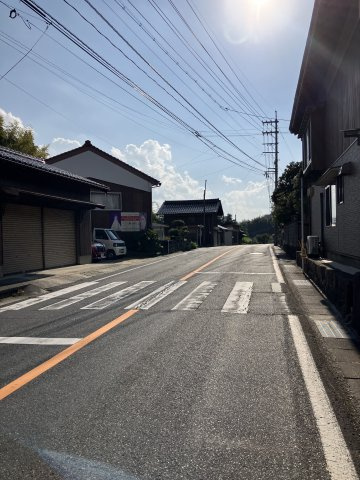 西伯郡南部町福成　中古住宅の前面道路含む現地写真
