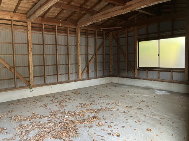 西伯郡南部町福成　中古住宅の駐車場|道向の車庫