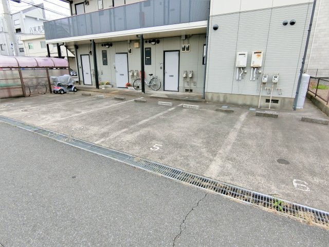 リバーハイツの駐車場