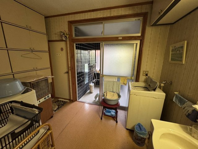 壮大な土地にそびえたつ平屋、大型車庫、作業場もの脱衣所