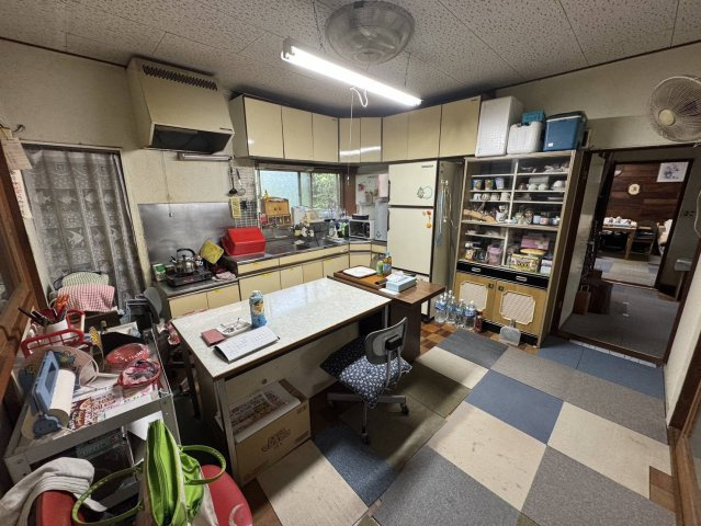 壮大な土地にそびえたつ平屋、大型車庫、作業場ものキッチン|お料理しやすいキッチンです