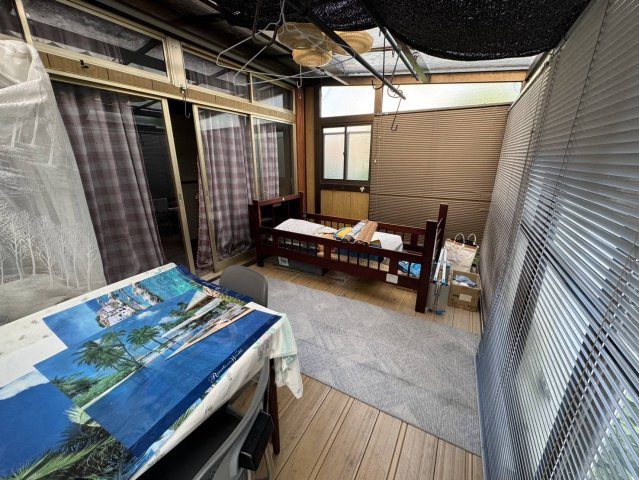 壮大な土地にそびえたつ平屋、大型車庫、作業場もの洋室|コンパクトで使いやすい洋室です