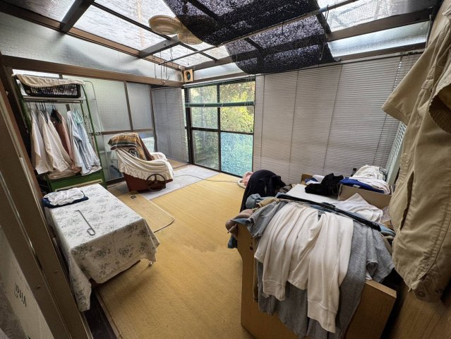 壮大な土地にそびえたつ平屋、大型車庫、作業場もの洋室|落ち着いた色調の洋室です