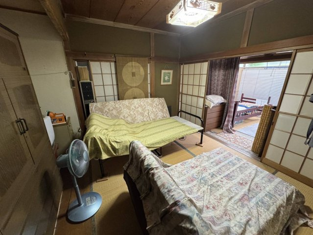 壮大な土地にそびえたつ平屋、大型車庫、作業場もの和室|きれいな和室です