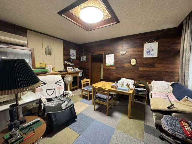 壮大な土地にそびえたつ平屋、大型車庫、作業場もの洋室|使い勝手のいい洋室です