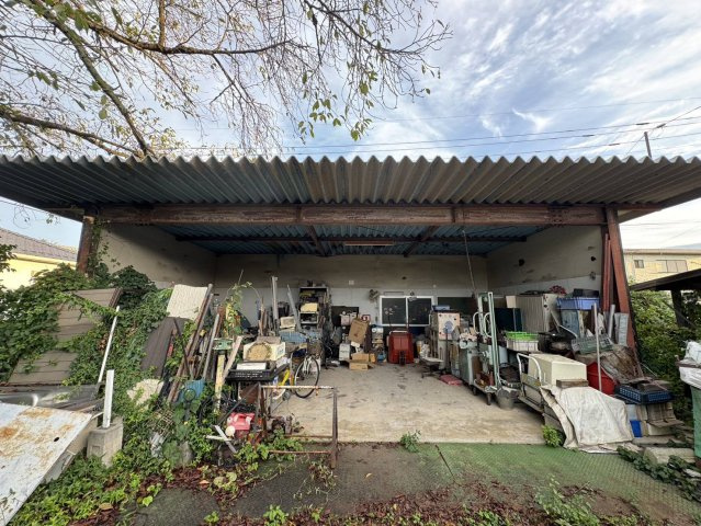 壮大な土地にそびえたつ平屋、大型車庫、作業場もの設備|納屋です