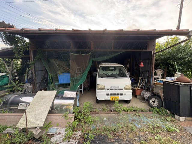 壮大な土地にそびえたつ平屋、大型車庫、作業場もの設備|納屋です