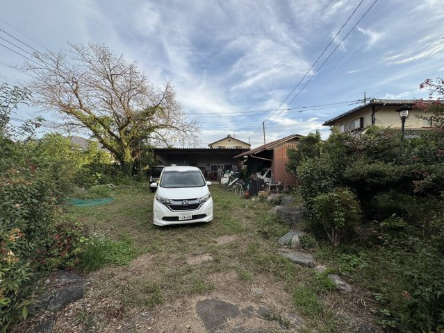 壮大な土地にそびえたつ平屋、大型車庫、作業場もの庭|お庭で自由な時間を過ごせます