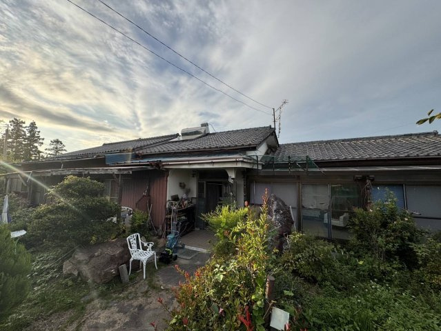 壮大な土地にそびえたつ平屋、大型車庫、作業場も