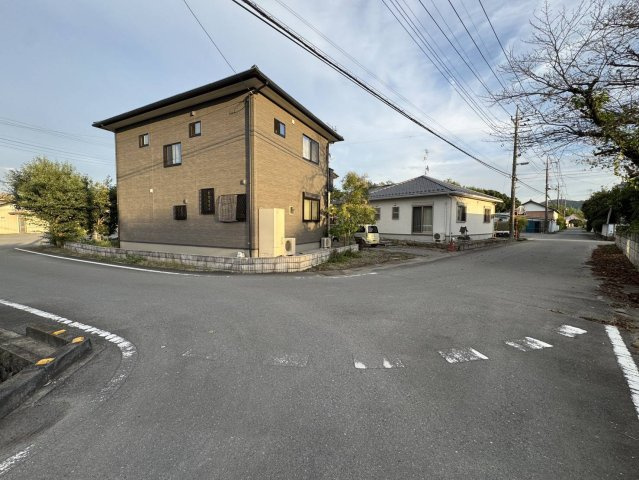 壮大な土地にそびえたつ平屋、大型車庫、作業場もの前面道路含む現地写真|前面道路含む現地写真です