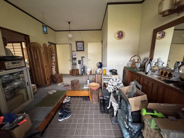 壮大な土地にそびえたつ平屋、大型車庫、作業場もの玄関|毎日通る玄関はこちらです