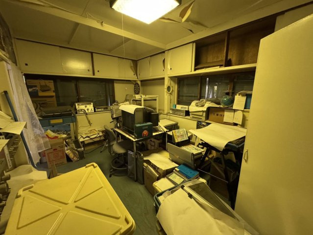 壮大な土地にそびえたつ平屋、大型車庫、作業場もの洋室|洋室です