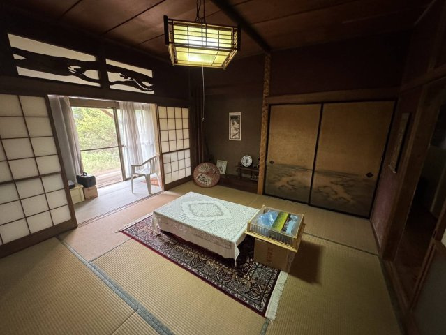 壮大な土地にそびえたつ平屋、大型車庫、作業場もの和室|日本らしい落ち着いた雰囲気の和室です