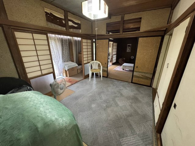 壮大な土地にそびえたつ平屋、大型車庫、作業場もの和室|落ち着いた雰囲気の和室付きです