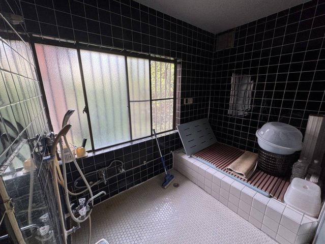 壮大な土地にそびえたつ平屋、大型車庫、作業場もの浴室|お風呂です