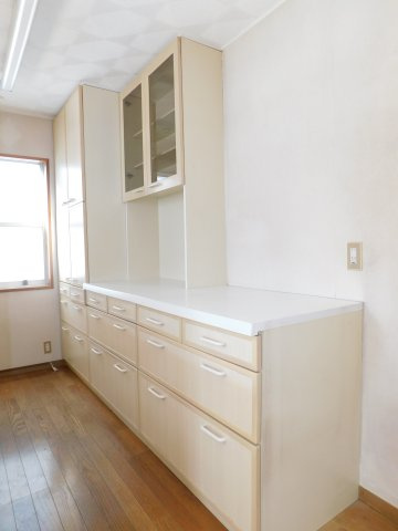 愛西市大井町宮新田の中古一戸建のキッチン|◇カップボード◇　　食器や調理器具、食料品など大容量収納できます！