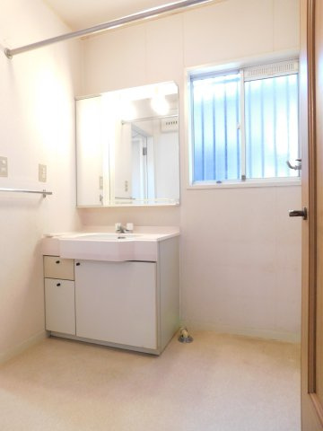 愛西市大井町宮新田の中古一戸建の独立洗面台|◇洗面室◇　　ハンガーポール付き洗面室