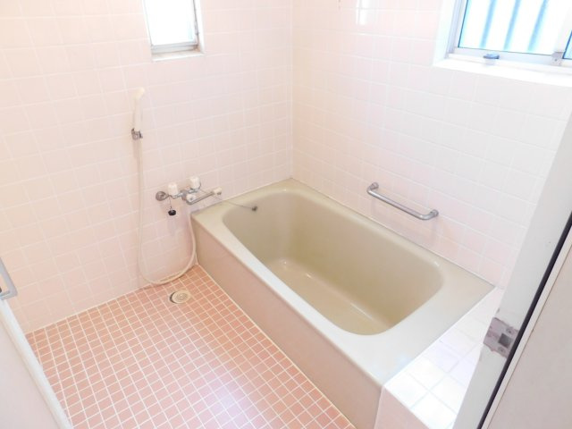 愛西市大井町宮新田の中古一戸建の浴室|◇浴室◇　　ユニットバス　浴室に窓付き