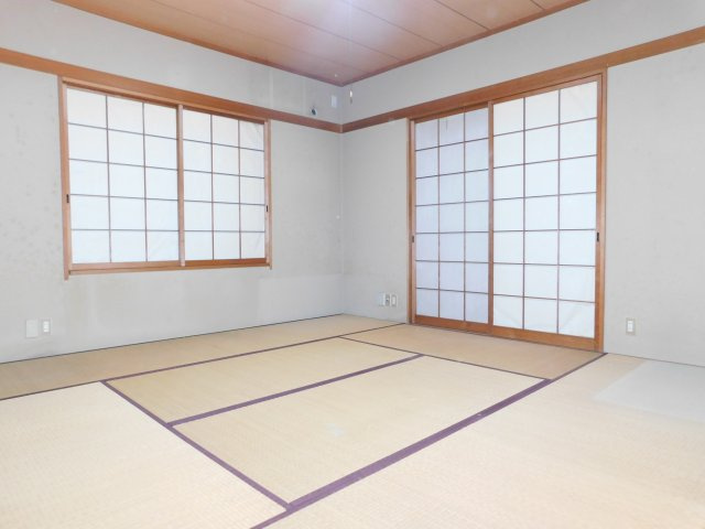 愛西市大井町宮新田の中古一戸建の和室|◇洋室◇　　南面で明るい和室８．０帖　押入完備　コンロ・シンク付き