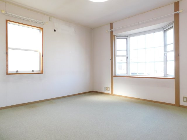 愛西市大井町宮新田の中古一戸建の洋室|◇２階洋室◇　　明るい洋室８．０帖　収納２ヶ所完備！