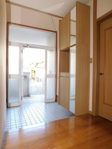 愛西市大井町宮新田の中古一戸建の玄関|◇玄関◇　　広くて明るい玄関ホール！　玄関がスッキリと片付くミラー付き収納完備です！