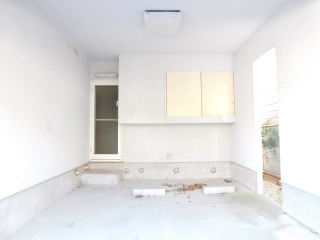 愛西市大井町宮新田の中古一戸建の駐車場|◇駐車スペース◇　　雨の日でも車からの荷物の積み下ろしが楽な屋根付きの駐車スペース！　