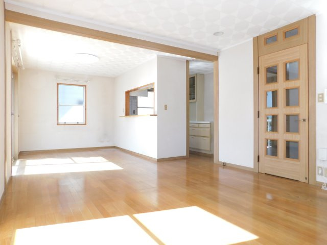 愛西市大井町宮新田の中古一戸建の居間・リビング|◇リビング◇　　南面で明るいリビング　外からの視線が気になりくい２階リビング♪