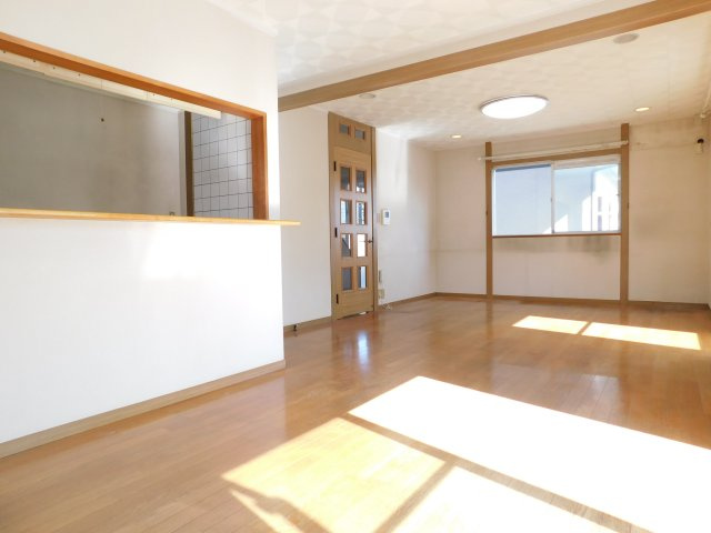 愛西市大井町宮新田の中古一戸建の居間・リビング|◇リビング◇　　南面で明るいリビング　　三面採光の開放的な空間♪