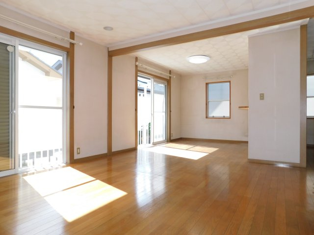 愛西市大井町宮新田の中古一戸建の居間・リビング|◇リビング◇　　南面で明るいリビング　バルコニー付き♪