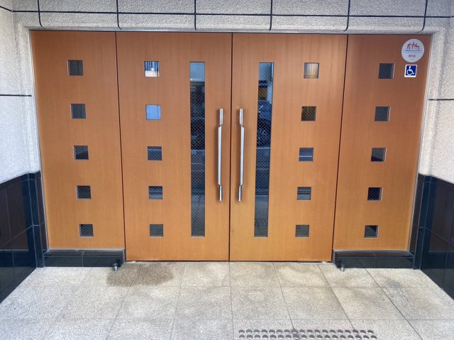 クレステージ今出川通のエントランス