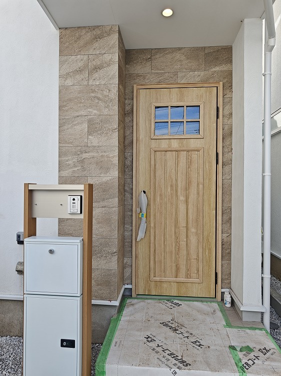 横浜市緑区三保町 新築戸建て【仲介手数料無料】カースペース2台の玄関